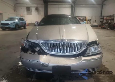 2007 Lincoln Town Car Signature z USA, uszkodzony, nr VIN 1LNHM81WX7Y626123